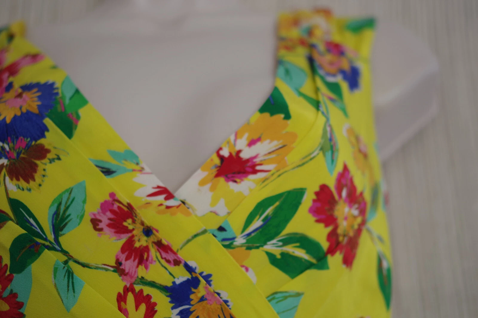 Abito Kate Spade Cathleen in seta giallo floreale avvolgente taglia:2