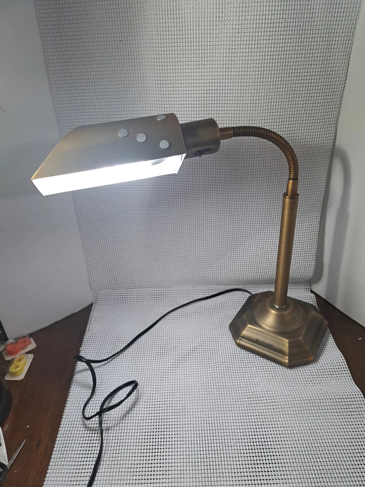 Lámpara de escritorio OttLite Alexander 20 vatios, latón miel, #20C15HB1, falta borde de latón Foto 3 de 4