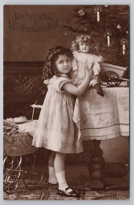 Mädchen mit Puppenwagen Weihnachtsbaum Deutsches Weihnachtsfest EAS RPPC