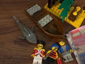 Lego 6258 Pirate Smuggler's Shanty Set Near Complete With Instructions & Box
