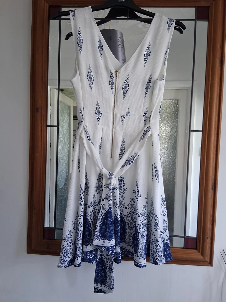 New Look Women’s White/Blue Floral A-Line V-Neck Sleeveless Belted Zip Uk 14. - Image 2 of 4