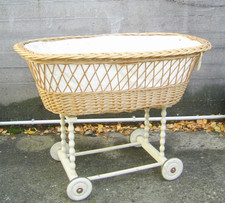 uralter Stubenwagen Puppenwagen Korb Deko Restaurierung shabby weiss
