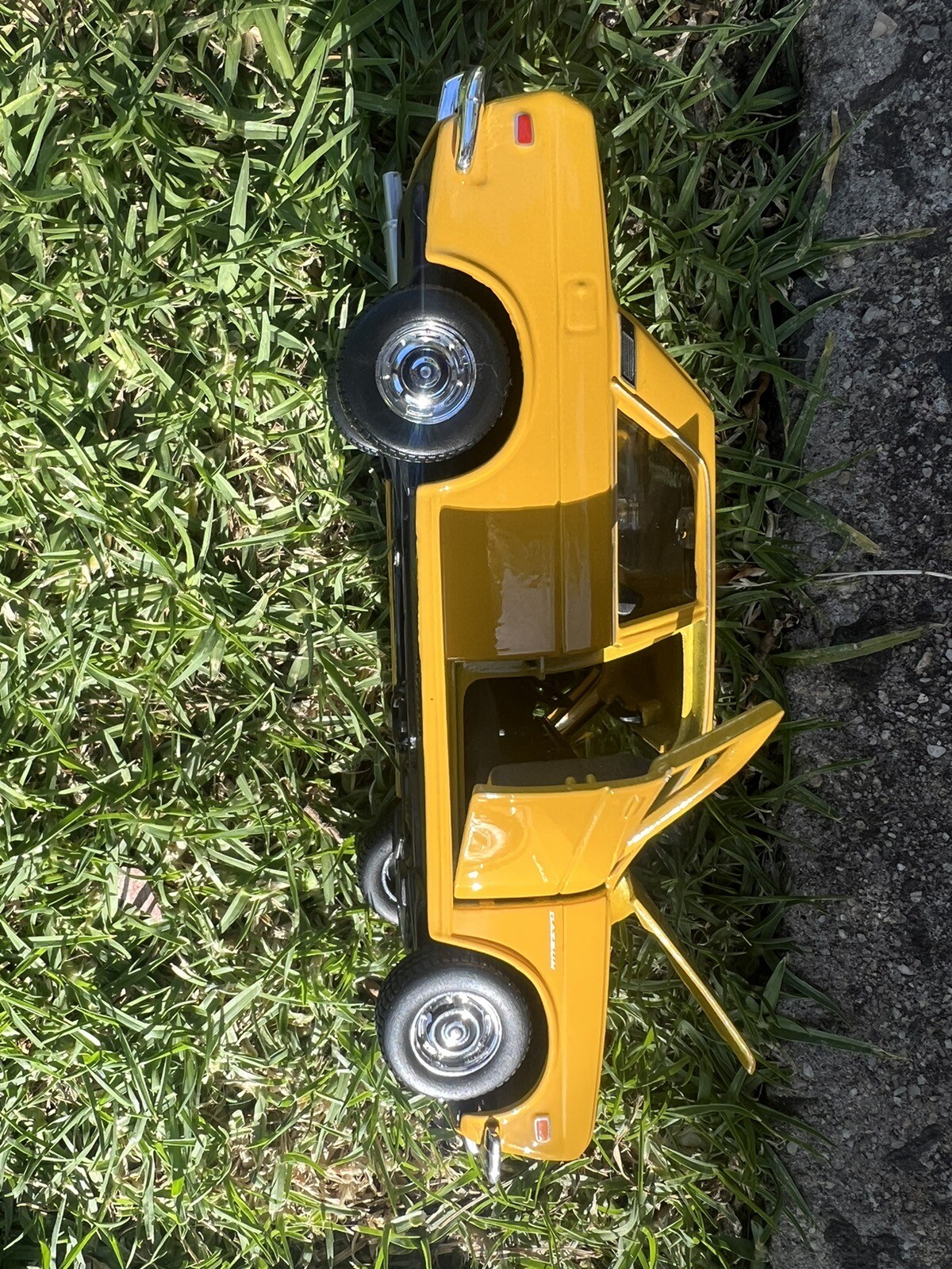 MAISTO diecast precision model car 1971 Datsun 510 (1600) yellow scale