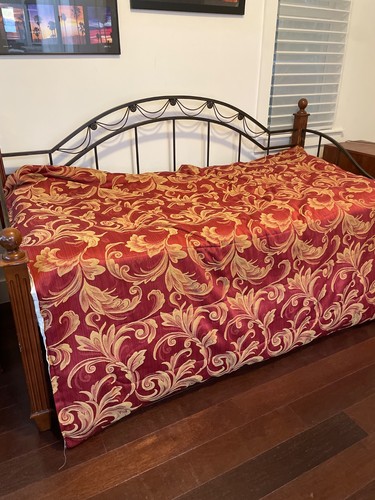 daybed bronze very comfy Perfect condition comes with mattress