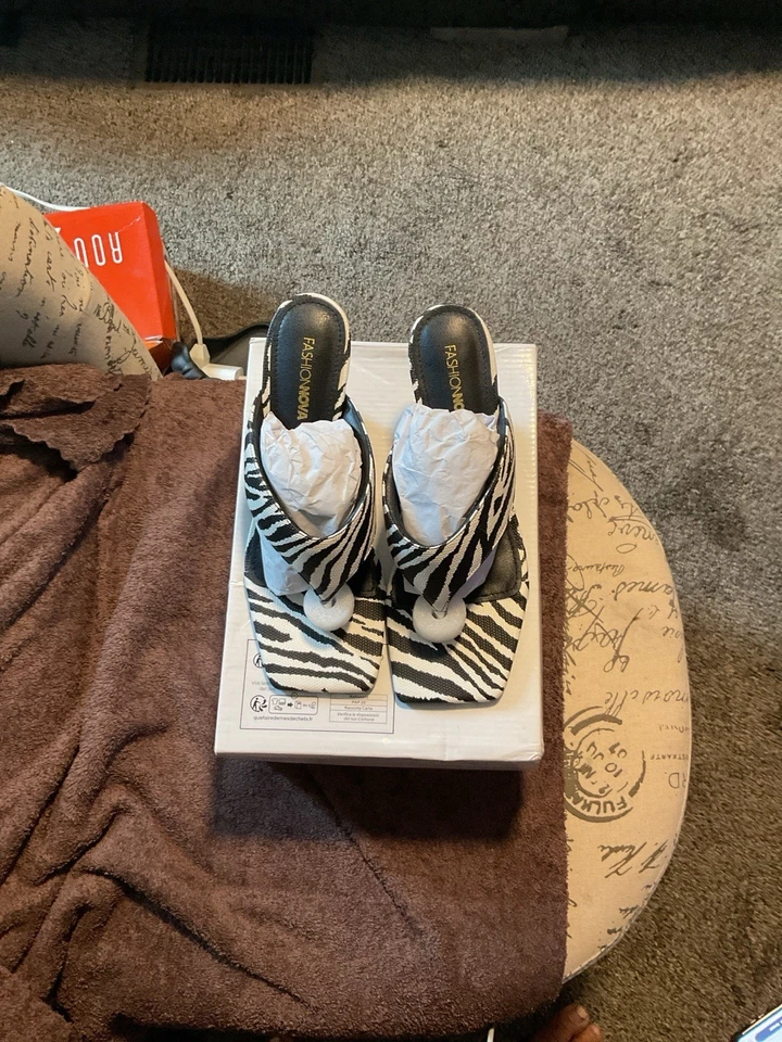 Sandalia sin cordones con estampado de cebra para mujer Foto 3 de 3