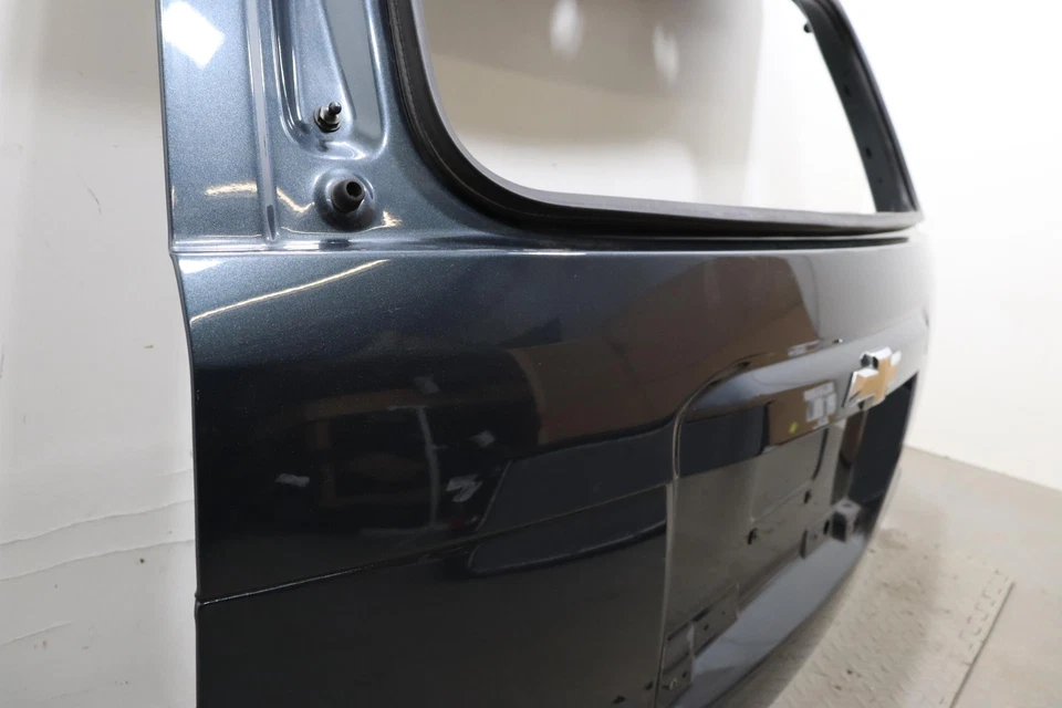 Chevrolet Tahoe 2015-2020 puerta levadiza trasera carcasa panel OEM gris_626D Foto 4 de 4