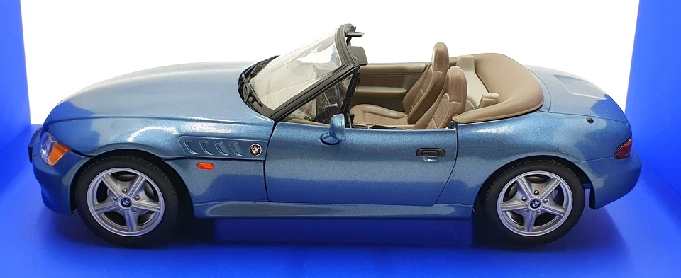 UT Models 1/18 Scale Diecast 180 024336 - BMW Z3 007 Goldeneye - Blue - Image 3 of 4