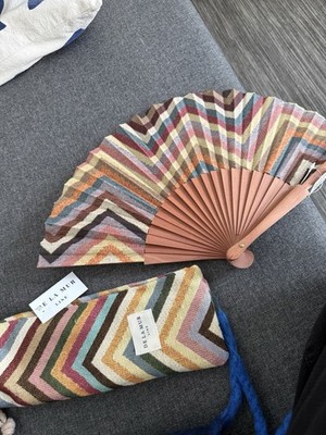 FAN with Matching Case De La mur