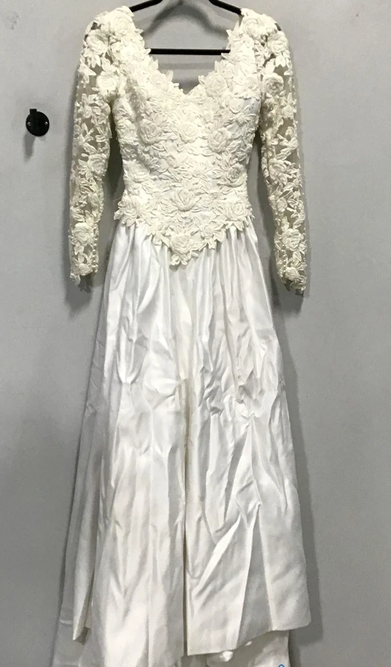 VTG Bonny Off White Scalloped Soft Satin Long Sleeve Wedding Dress Gown Size SM - Image 2 of 4