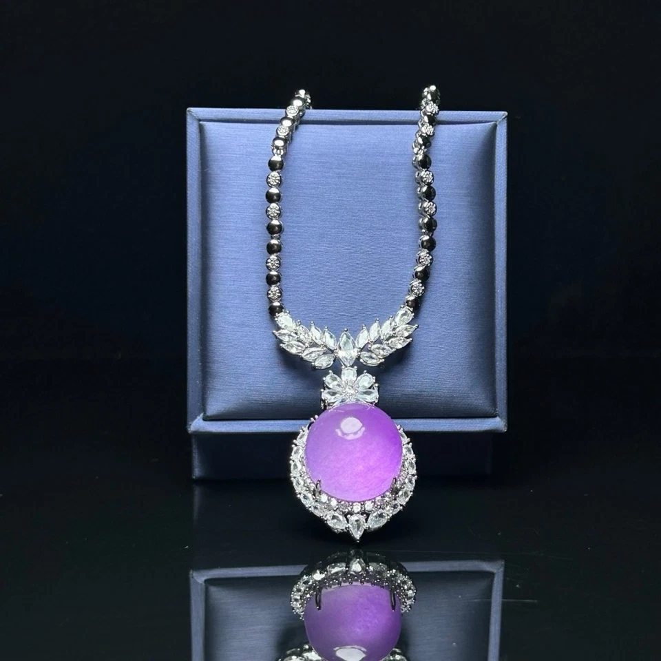 Collar colgante de piedras preciosas de lavanda con diseño de hoja de halo de diamantes de plata de ley Foto 4 de 4