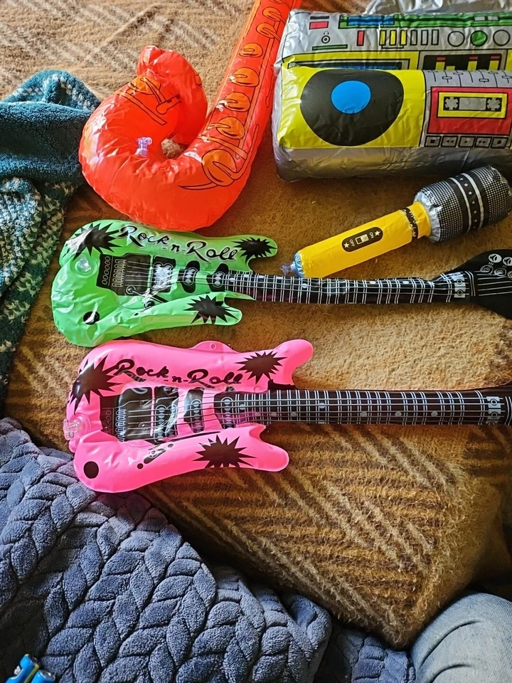 Instrumentos musicales inflables y caja de pluma y micrófono accesorios de cumpleaños Foto 4 de 4