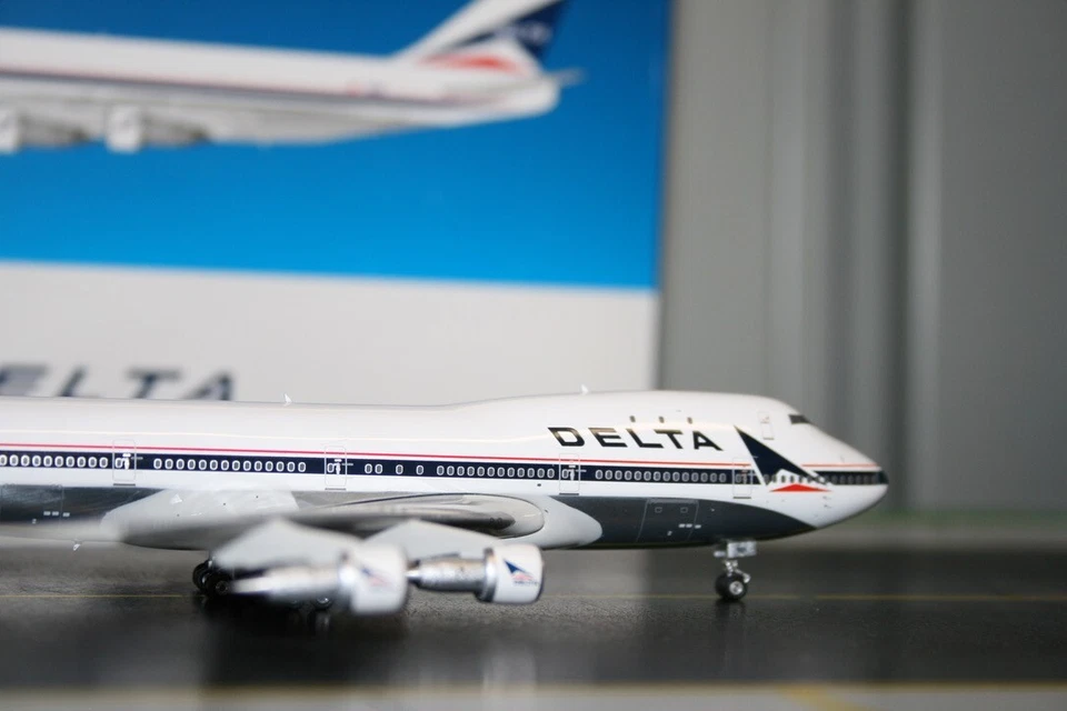 Phoenix 1:400 Delta Airlines Boeing 747-200 N9896 (04539) Die-Cast Model Plane - Image 3 of 4