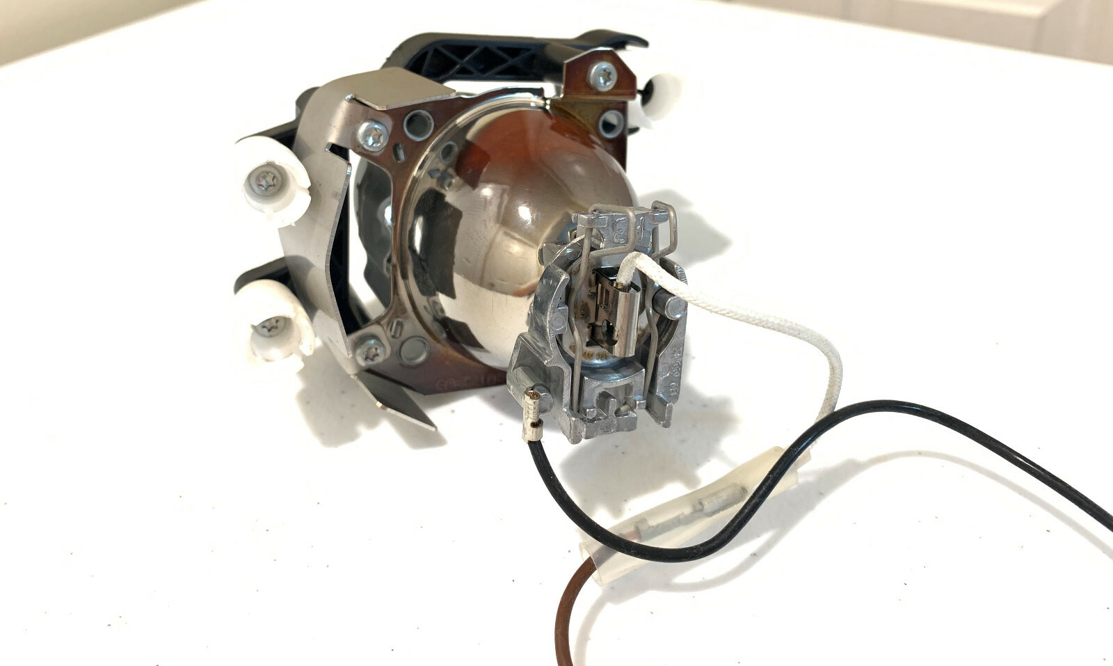 07 MASERATI QUATTROPORTE M139 RH XENON HEADLIGHT SMALLER PROJECTOR LENS  W/ BULB