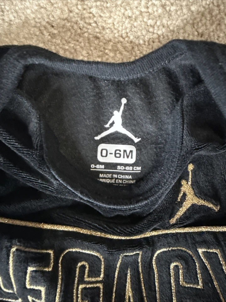 Jordan Legacy Bebé Conjunto 3 Piezas-Body, Pantalones, Gorra Negro y Dorado 0-6 Meses Foto 4 de 4
