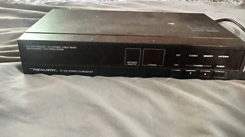 Realistic TV-200 Stereo TV Receiver – 140 Channel Tuner – Powers On – Untested - Image 2 of 4