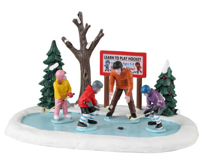 LEMAX 33623 - Tiny Tikes Hockey Lessons - Weihnachtsdorf Winterdorf Neu