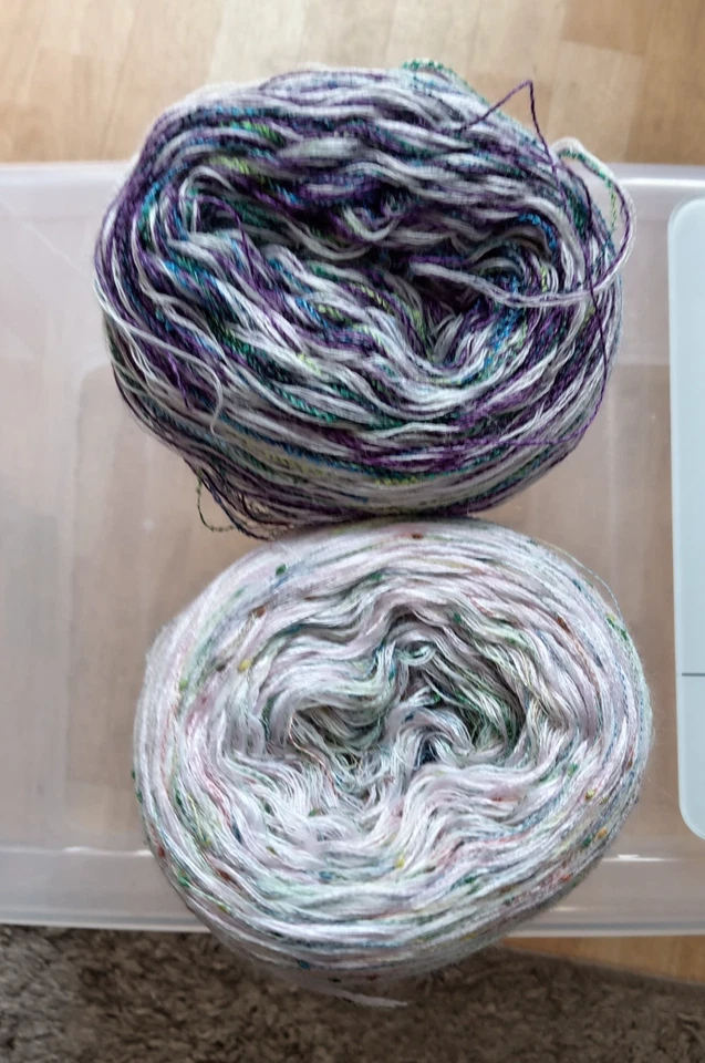 Wollpaket 11,  2 Bobbel insgesamt 319g, mehrfarbig