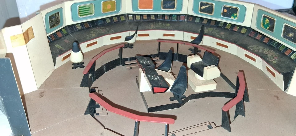 BUILT STAR TREK USS ENTERPRISE BRIDGE MODEL FOR PARTS - Image 3 of 4