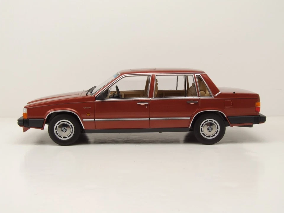 Volvo 760 1985 Rosso Scuro Modellino Auto 1:18 Triple9 - Immagine 3 di 4