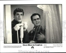 1998 Press Photo Mark-Paul Gosselaar & Tom Everett Scott in "Dead Man on Campus"