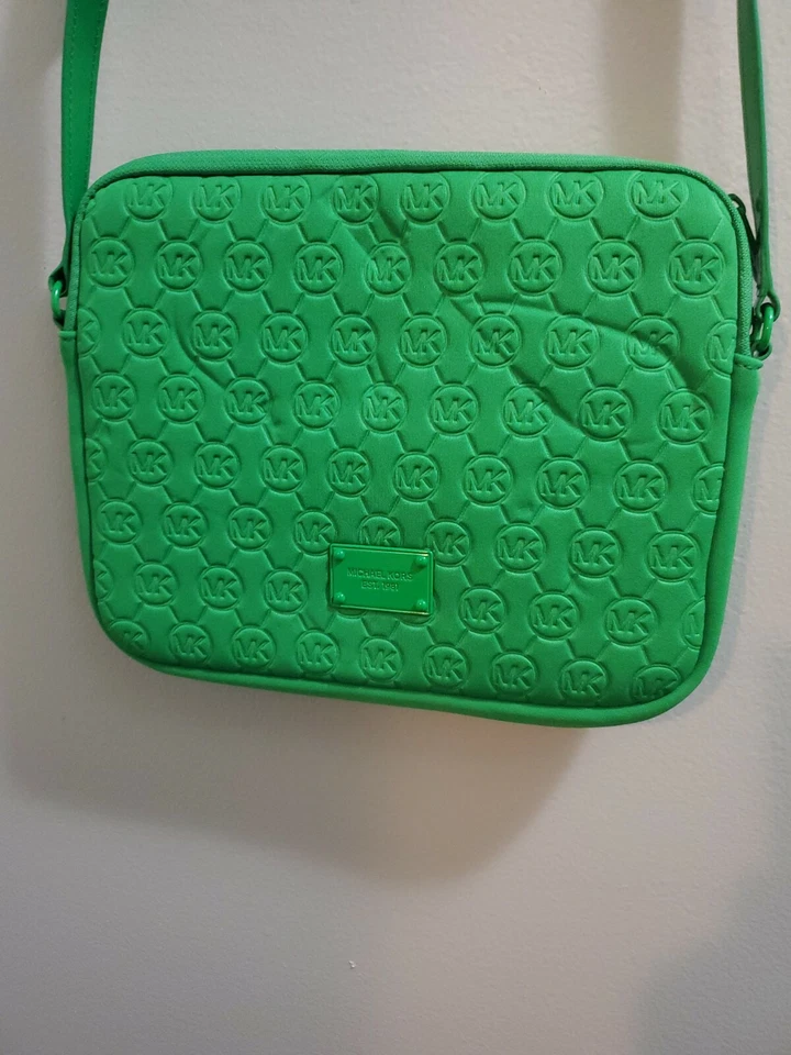 Michael Kors Green IPAD/Tablet Case WithShoulderStrap/EUC  - Image 4 of 4