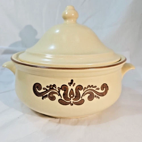 VTG Pfaltzgraff Village Pattern 2 Qt Casserole Dish & Lid Handles 6-315 USA