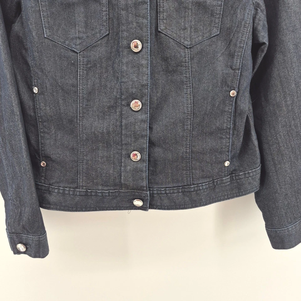 Chaqueta de mezclilla adornada Chico's Platinum Chicos talla 1 (M) estrás lavado oscuro Foto 3 de 4