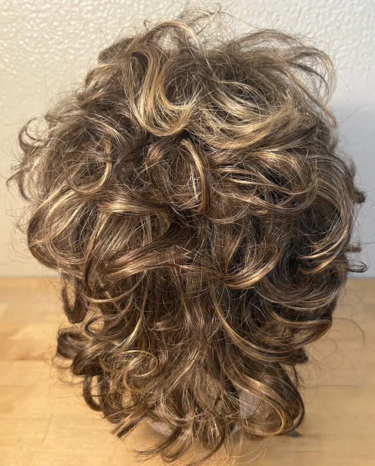 Sonya by Tony Of Beverly Elura Blend 卷曲分层 Bob 假发焦糖吻 — 第 4/4 张图片