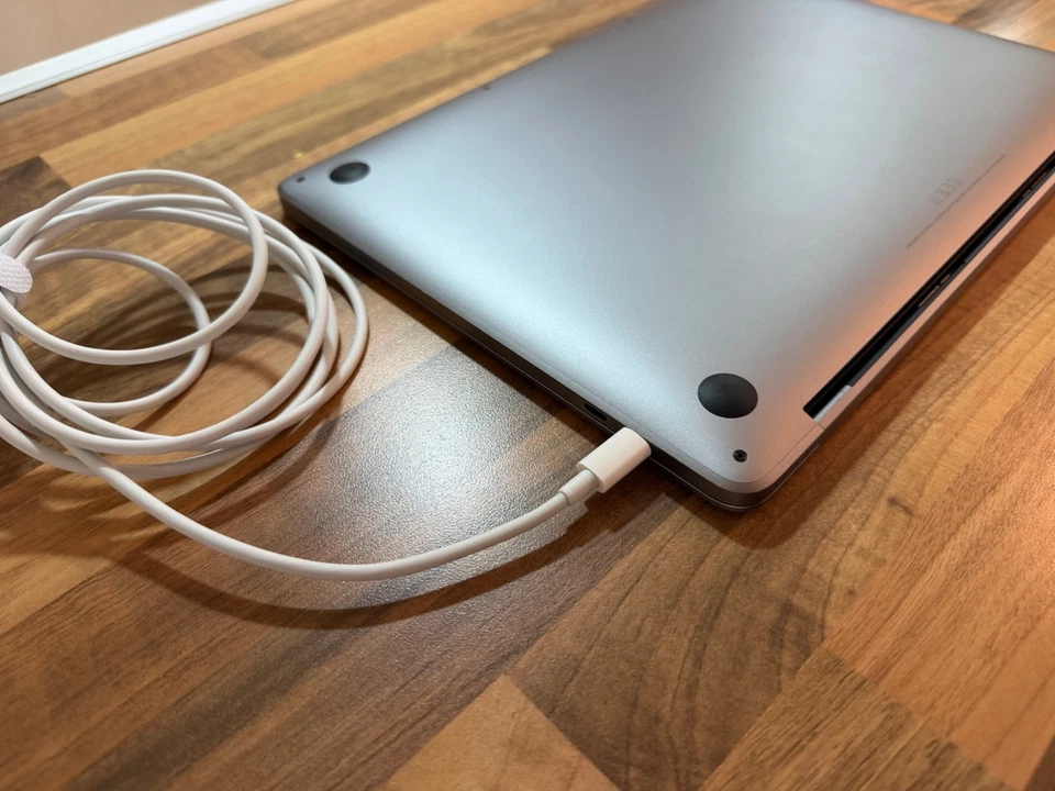 Apple MacBook Pro 13" M2 · 8GB · 256GB, Foto 3 von 5