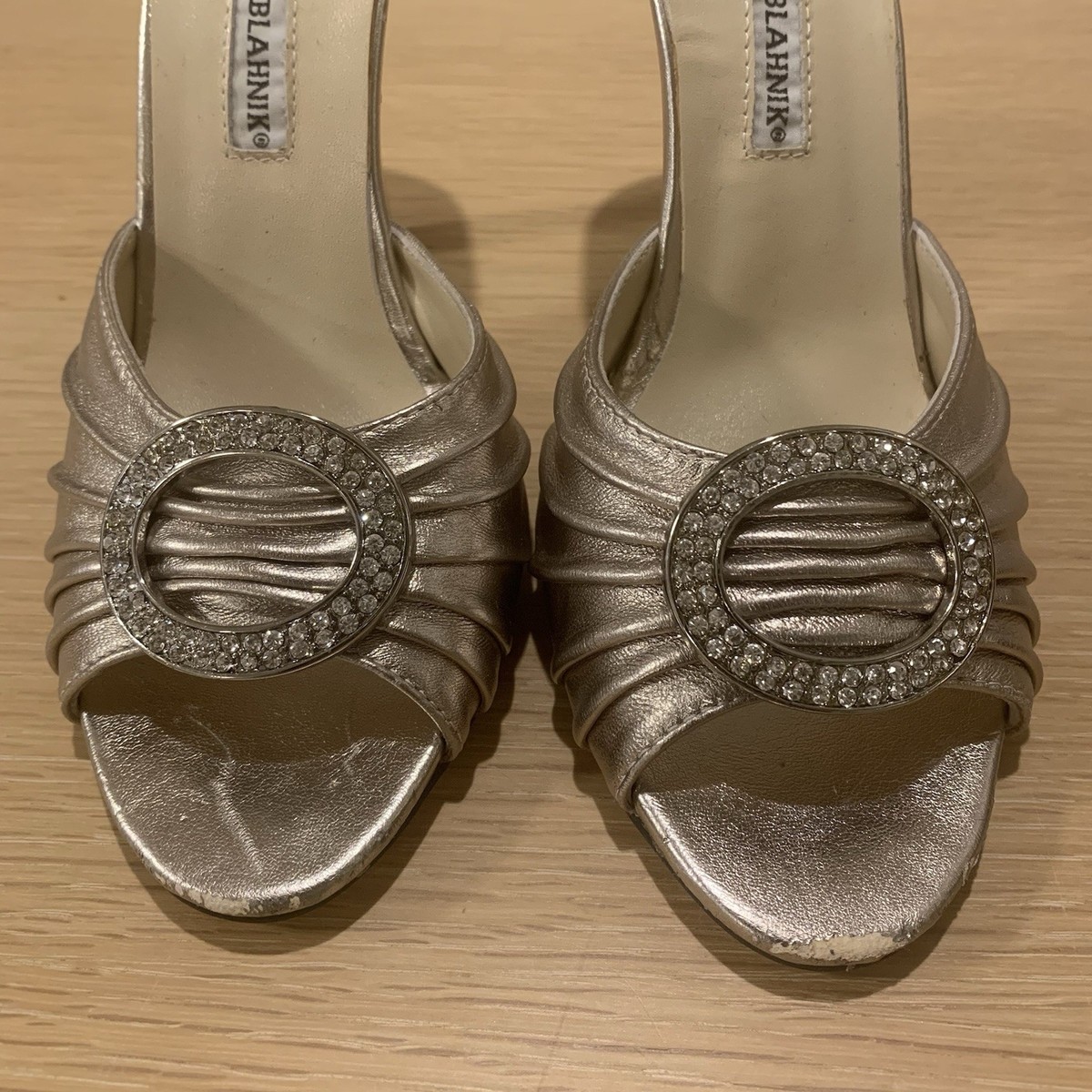 MANOLO BLAHNIK シルバー ミュール セダラビー Manolo Blahnik Silver Embossed Leather Slingback Sandals