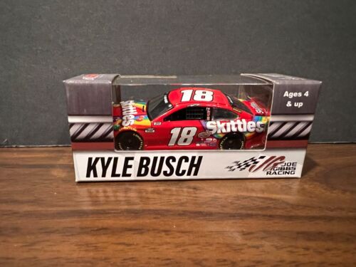 Kyle Busch 2020 #18 Skittles Joe Gibbs Toyota Camry 1/64 Copa NASCAR - Imagen 6 de 6