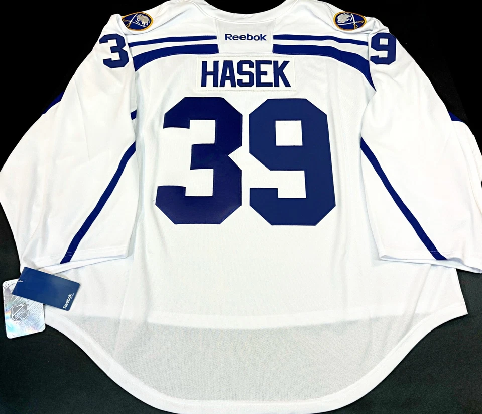 CAMISETA DE PRÁCTICA REEBOK DE RETIRO DOMINIK HASEK BUFFALO SABLES #39 CORTE GOLE Foto 2 de 4