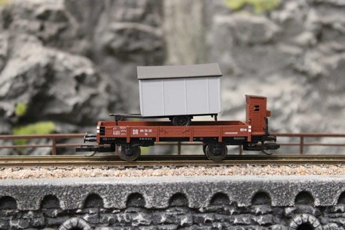 Tillig 502598 Niederbordwagen X, beladen mit Bauwagen der DR - Spur TT - Neu | Zustand: Neu