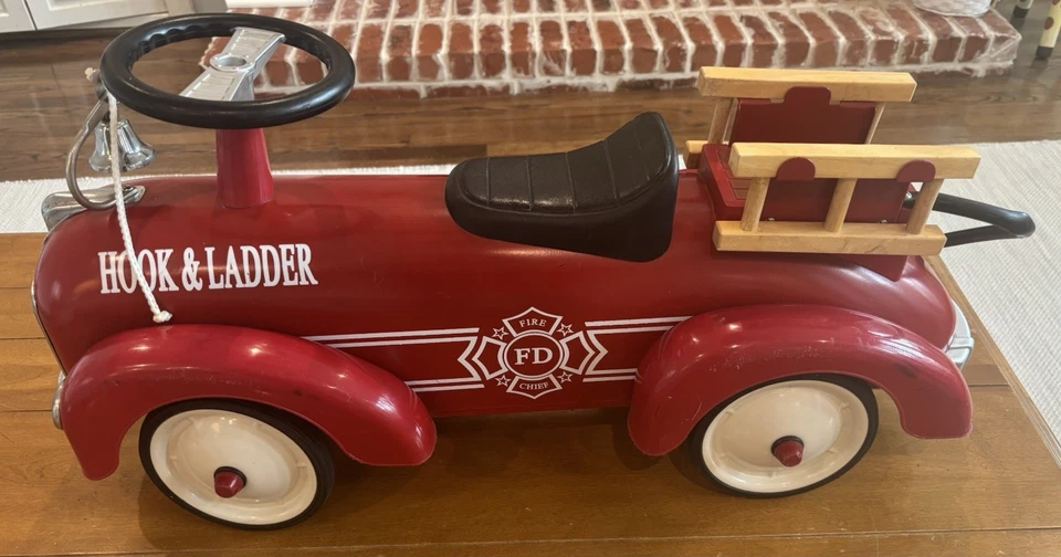 Camión retro HOOK & LADDER Jefe de Bomberos Escalera No.891 Metal Ride On de Schylling Foto 2 de 4