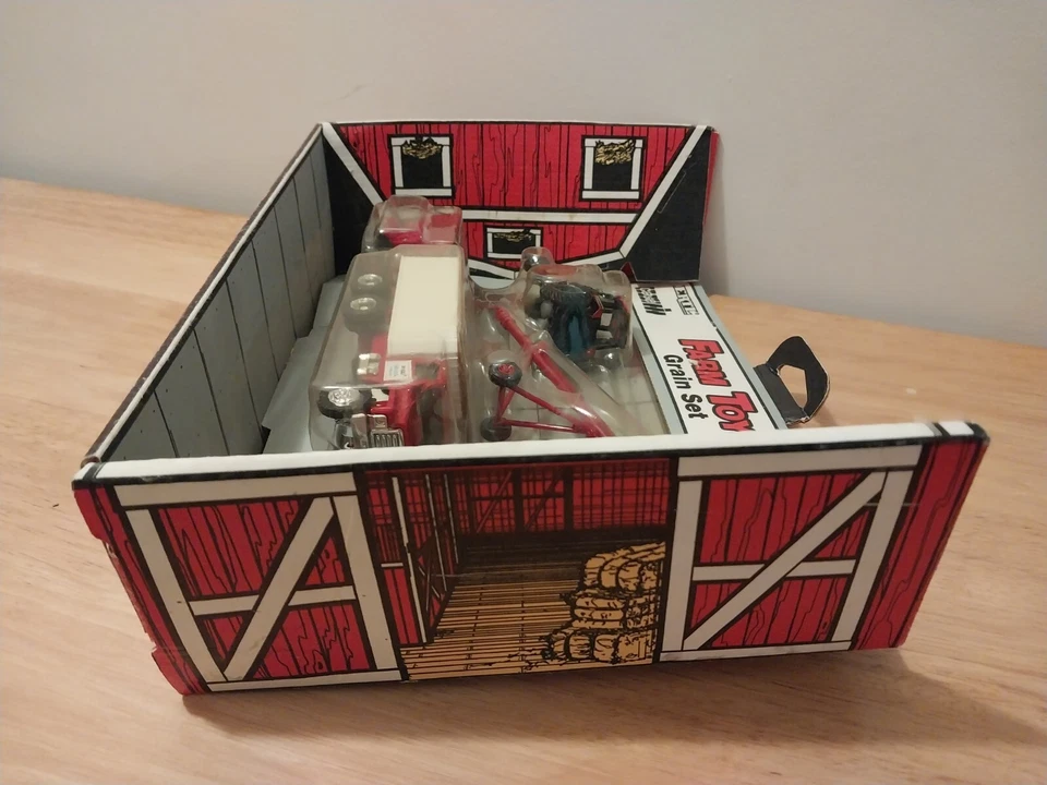 1/64 Ertl 1987 CIH Farm toys Grain set #627 box folds into barn - Image 3 of 4