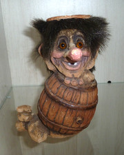  Nyform Troll im Fass  Höhe 18 cm  Nr. 287