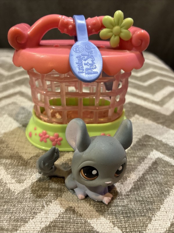 2006 HASBRO LITTLEST PET SHOP PORTABLE PET CARRIER with GRAY CHINCHILLA FIGURE