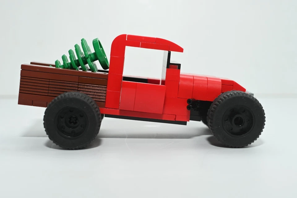 Camión Rojo Personalizado con Árbol de Navidad Modelo Construido Compatible con Ladrillos LEGO® Foto 3 de 4