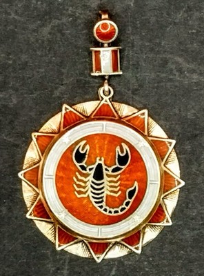 Schöner Vintage Anhänger Sternzeichen Skorpion Email auf 925 Vermeil Silber