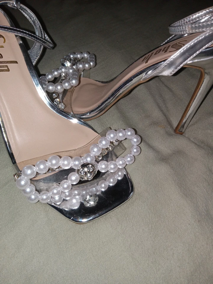 Glamorosos tacones de oveja de perlas y diamantes con un hermoso bolso brillante Foto 3 de 4