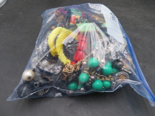 5lbs Assorted Costume Jewelry Lot - Necklaces, Bracelets, Earrings - Pre-Owned - Picture 11 of 11