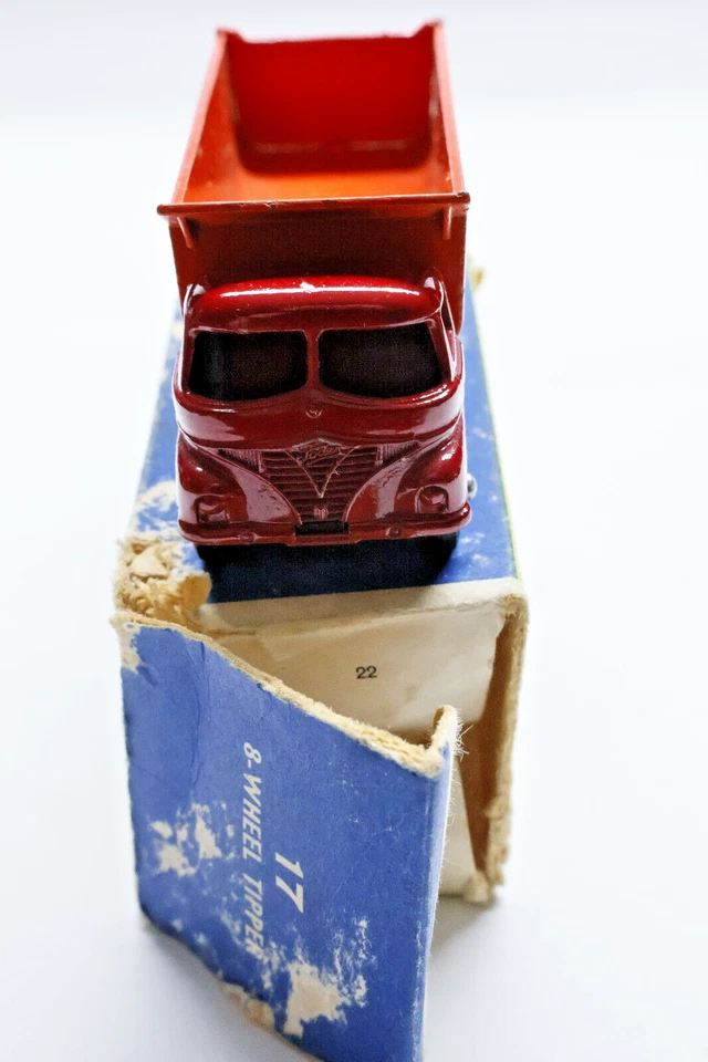 Matchbox Lesney, MB17D Hoveringham Tipper, red cab, orange tipper, several chips - Imagen 3 de 4