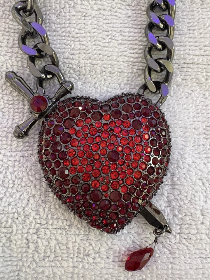 Collar Colgante Daga Corazón Sangrado Tono Hematita Betsey Johnson Nuevo con Etiquetas Foto 2 de 4