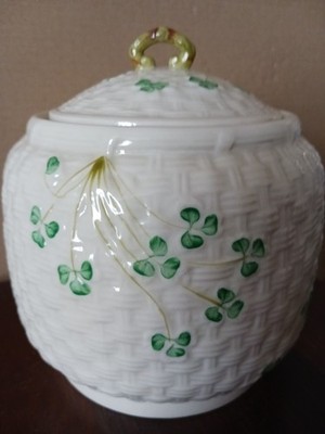 Schöne Vintage Belleek 'Shamrock' Keksdose. Um 1965-80
