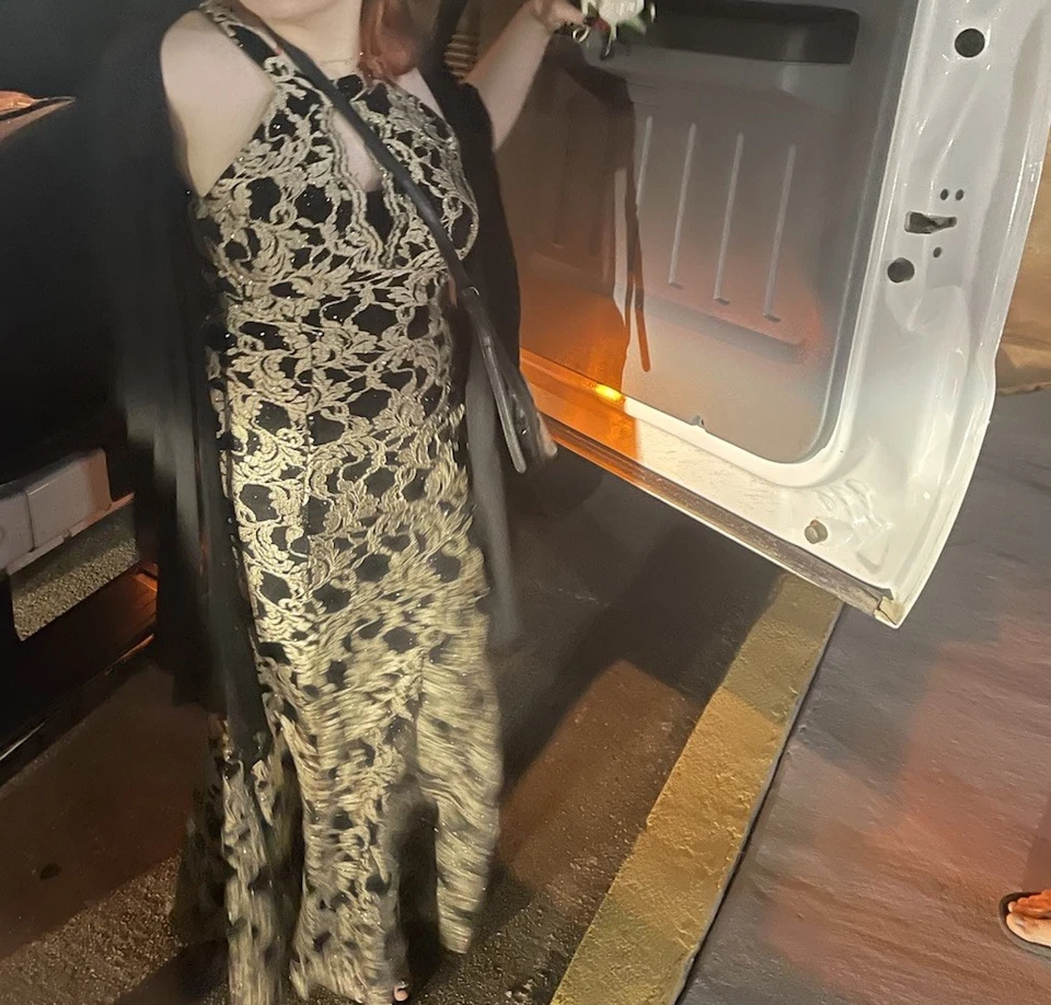 Vestido en venta! ¡Talla 8! ¡Solo usado una vez! ¡Muy dispuesto a precio negociable! Foto 4 de 4