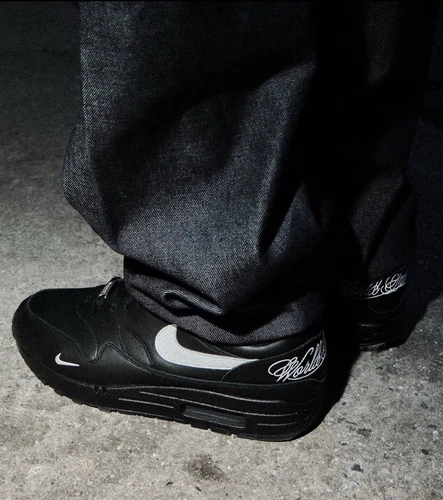 Supreme x Air Max 1 ’87 Noir UK9,5 en main