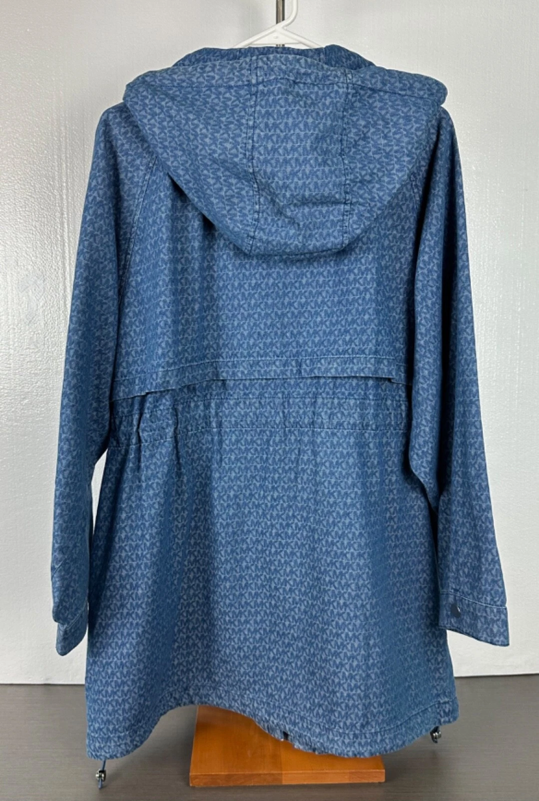 Giacca con cappuccio Michael Kors donna logo denim blu crepuscolare lavaggio anorak media nuova con etichetta