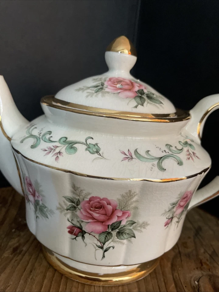 Tetera vintage Arthur Wood & Son Staffordshire rosa rosa y vid con adornos dorados Foto 2 de 4