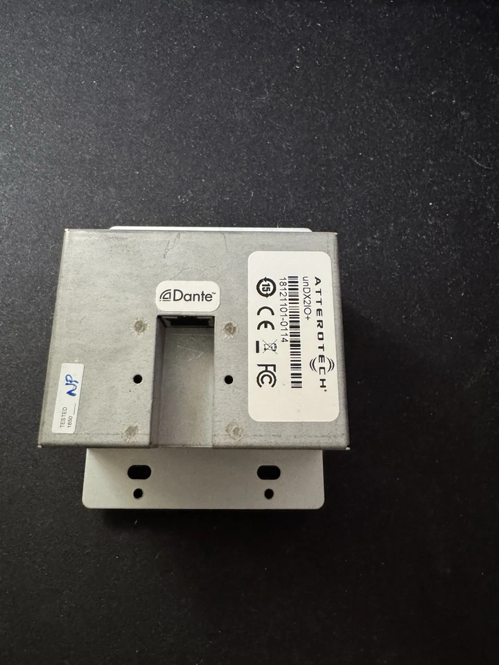 Placa de pared de E/S Attero Tech unDX2IO+ Dante Audio Interface 2x2 XLR - Usada Foto 2 de 2