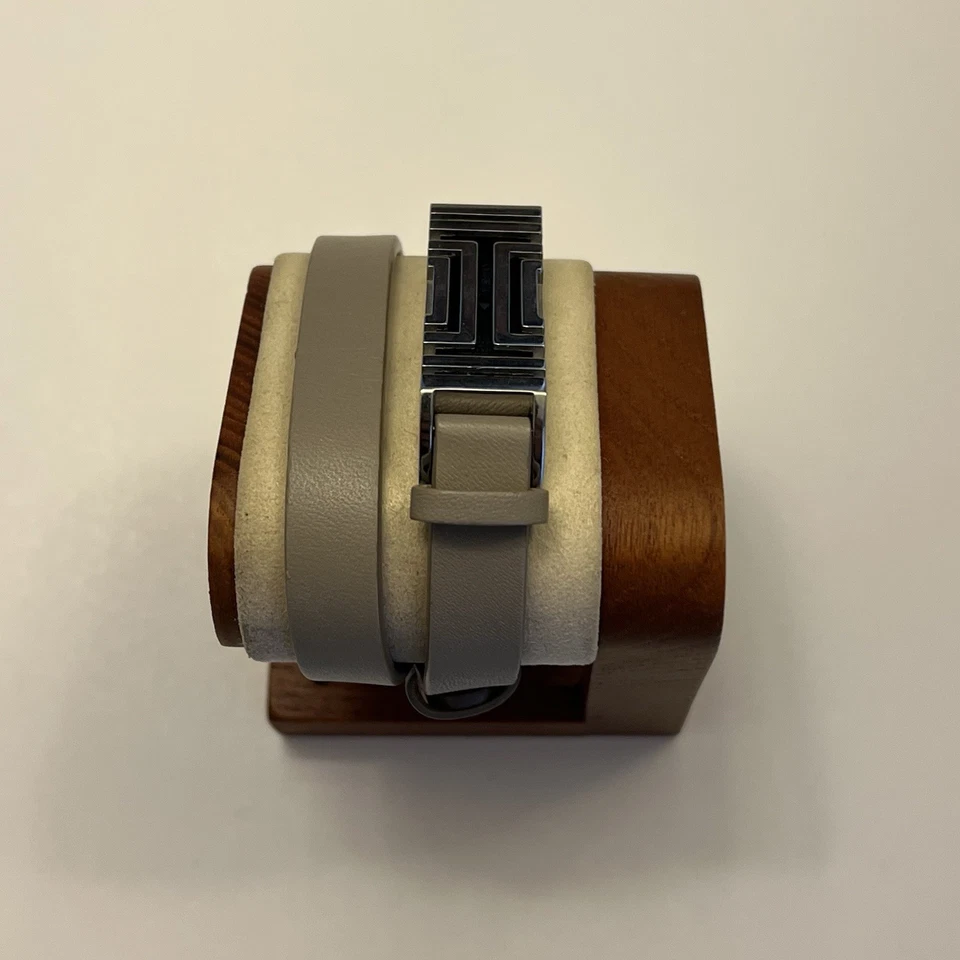 Correa de reloj Tory Burch Fitbit tono plata acero inoxidable Foto 3 de 4